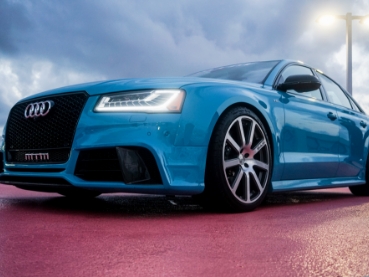 赤い道路を走るaudi製の水色の車